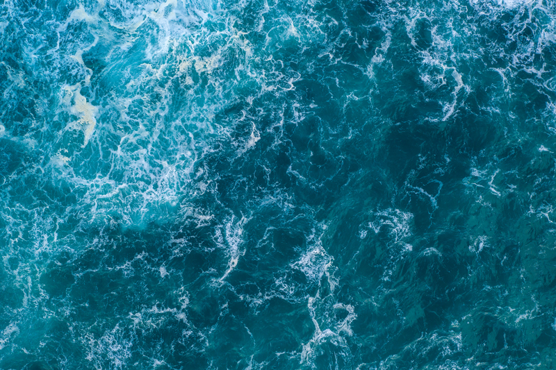 Närbild på ett blått hav med vågor